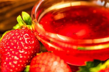 Yaprakları ve reçel ile taze çilek kapatın