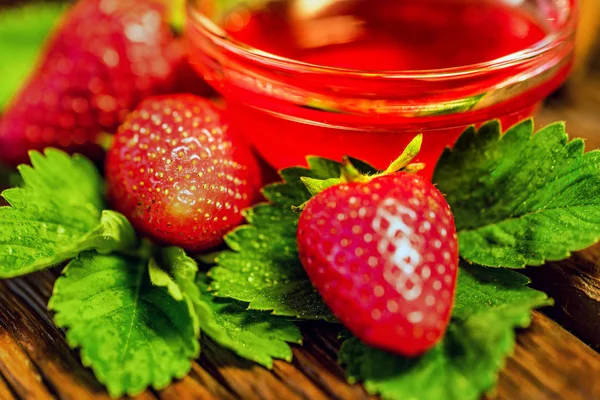 Fresh strawberries with leaves and jam close — Stock Photo, Image