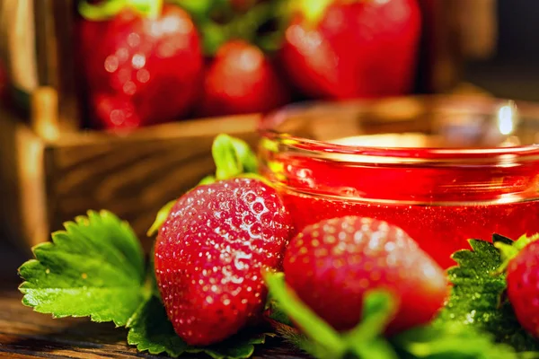 Fresh strawberries with leaves and jam close — Stock Photo, Image