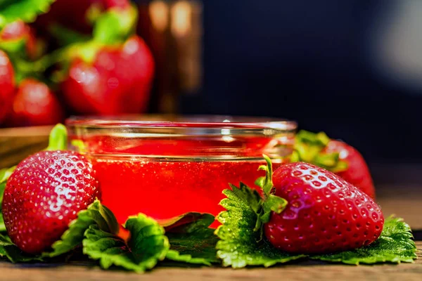 Fresh strawberries with leaves and jam close — Stock Photo, Image