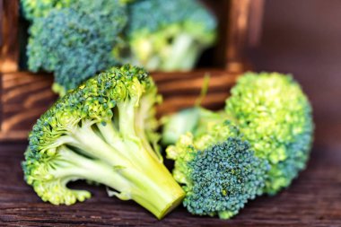 Tahta yüzeydeki tahta kutuda taze brokoli.