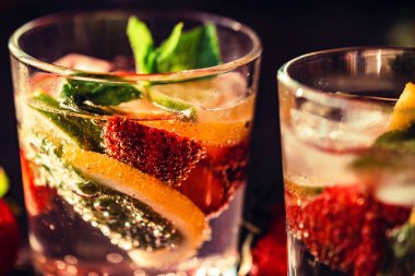 çilek ve nane ile ev yapımı limonata