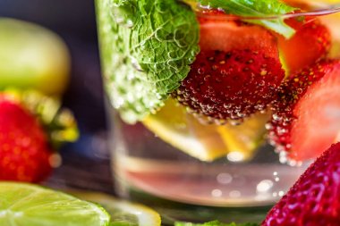 çilek ve nane ile ev yapımı limonata