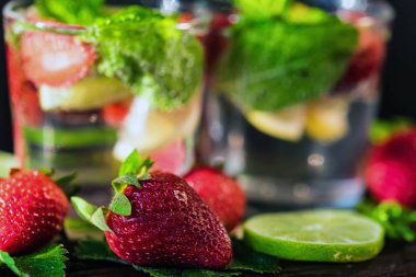 çilek ve nane ile ev yapımı limonata