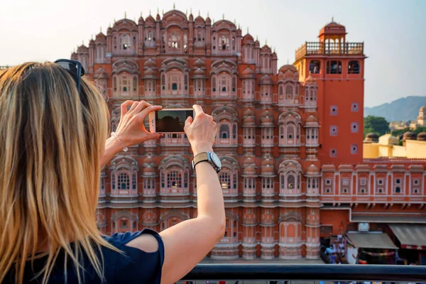 Mujer joven toma una foto de Hawa Mahal en la India — Foto de Stock