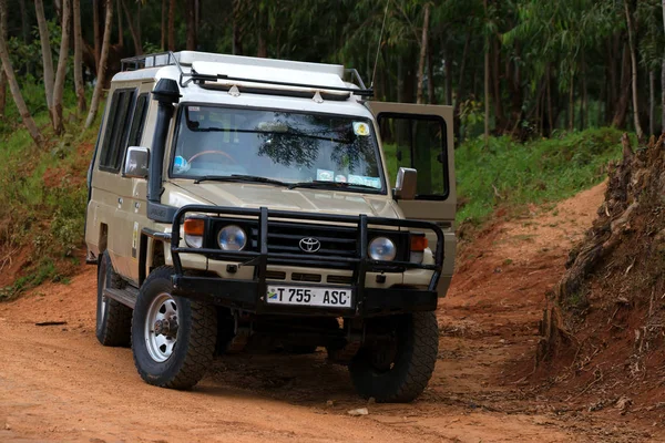 MOROGORO, TANZANIA - JANUARY 3, 2015: Safari jeep on road in Tanzania — Stock Photo, Image