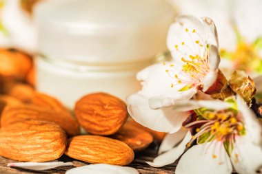Badem, yüz krem ve beyaz çiçekler