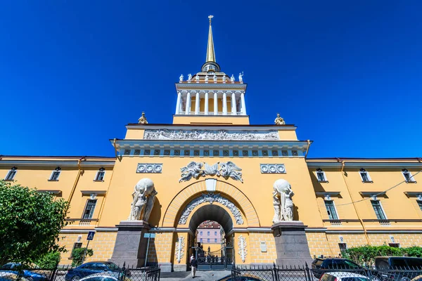 ST.PETERSBURG, RUSSIE - 14 JUIN 2015 : Bâtiment de l'Amirauté à Saint-Pétersbourg — Photo