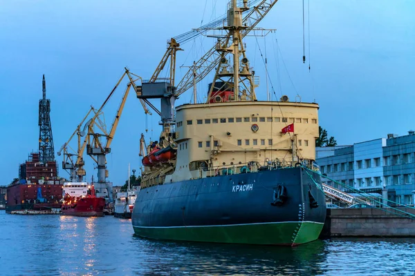 SAINT PETERSBURG - JUNE 14, 2015: Arctic icebreaker Krassin in St.Petersburg — Stock Photo, Image