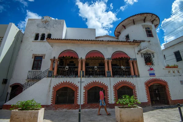 SANTO DOMINGO, REPÚBLICA DOMINICANA 30 DE OCTUBRE DE 2015: Edificio en Santo Domingo — Foto de Stock