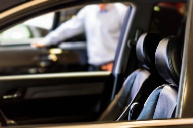 Satıcı showroom, yeni araba arka plan bulanık