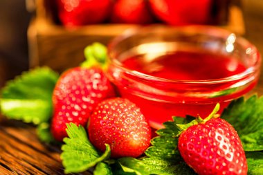 Yaprakları ve reçel ile taze çilek kapatın