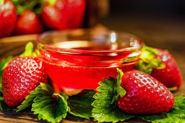Yaprakları ve reçel ile taze çilek kapatın