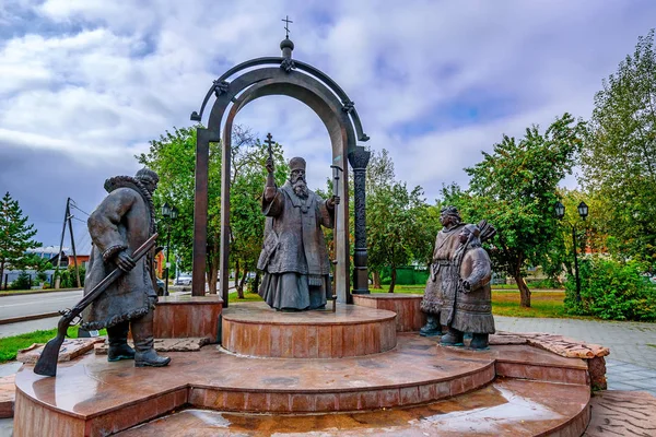 Памятник Прелату Филофею в Тюмени — стоковое фото