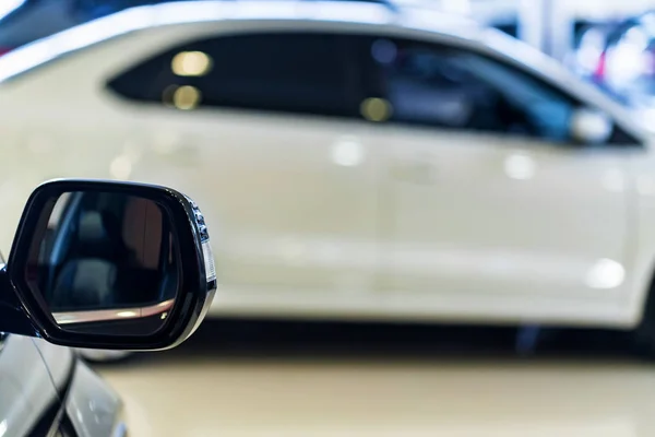 Nuevos coches en la sala de exposición distribuidor fondo borroso — Foto de Stock