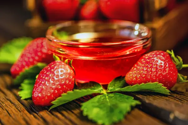 Fresh strawberries with leaves and jam close — Stock Photo, Image
