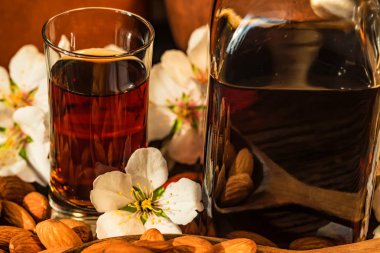 Amaretto likör, Kuru badem ve beyaz çiçekler