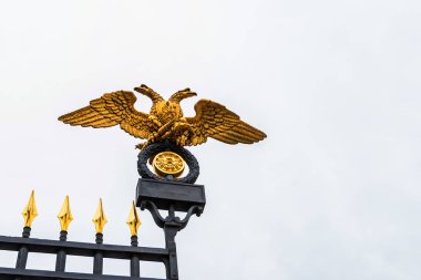 Gates, St.Petersburg üzerinde çift başlı altın kartal