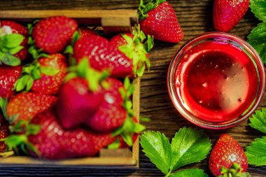 Ahşap kutu ve likör yakın taze çilek