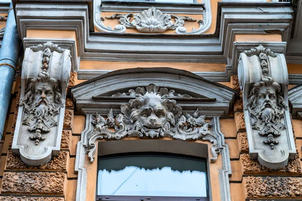 Decorazione barocca su edificio a San Pietroburgo — Foto Stock