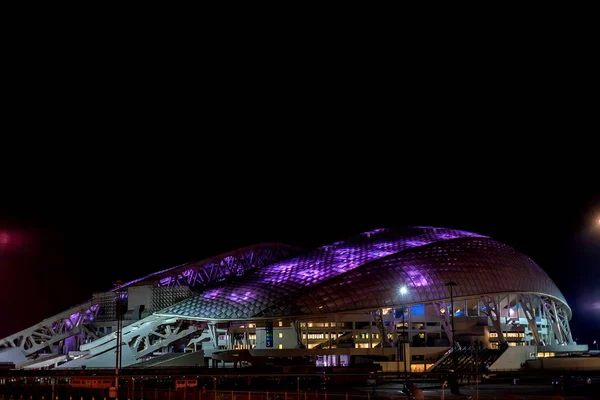 Vista noturna do Estádio Olímpico de Fisht em Sochi — Fotografia de Stock