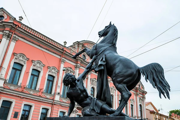 Escultura domador de caballos en San Petersburgo — Foto de Stock