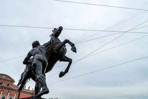 Sculpture de tamer cheval à Saint-Pétersbourg — Photo