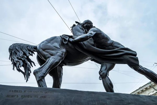 Sculpture de tamer cheval à Saint-Pétersbourg — Photo