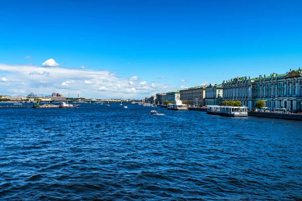 Palazzo d'Inverno a San Pietroburgo dal fiume — Foto Stock