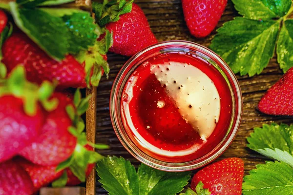 Fresh strawberries in wooden box and liqueur close — Stock Photo, Image