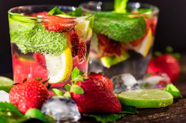 çilek ve nane ile ev yapımı limonata