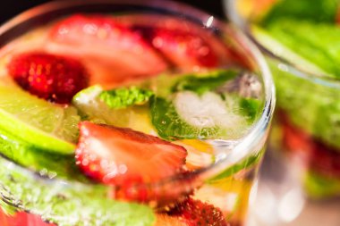 çilek ve nane ile ev yapımı limonata