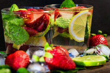 çilek ve nane ile ev yapımı limonata