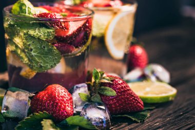 çilek ve nane ile ev yapımı limonata