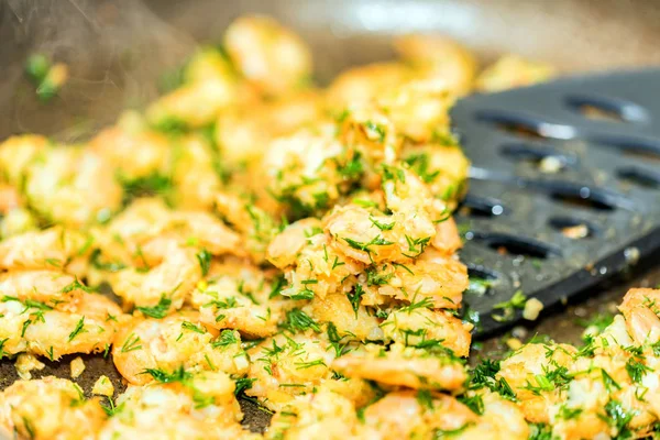 Close-up of shrimps fried in a frying pan — Stock Photo, Image