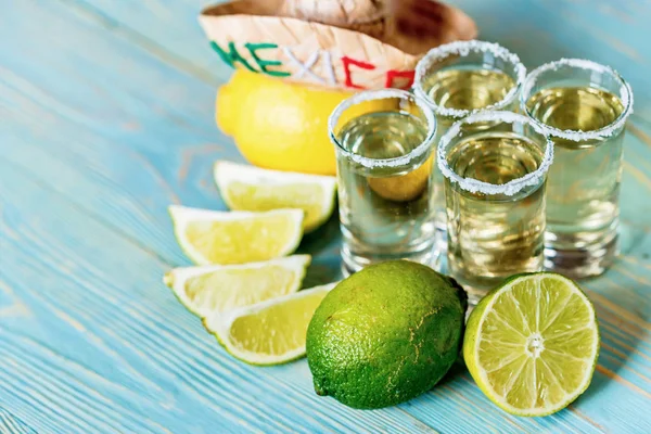 Tequila con cal y sal, enfoque selectivo — Foto de Stock