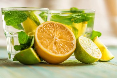 Limonata veya naneli mojito kokteyli.