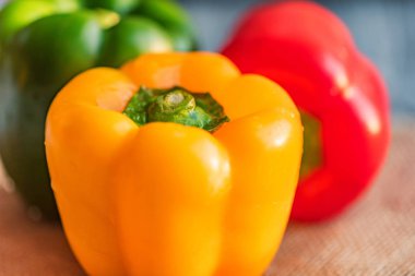 Kırmızı biber biber kesme tahtası üzerinde çeşitli