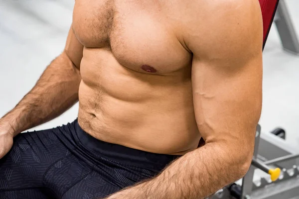 Torso primo piano dell'atleta maschio in palestra — Foto Stock