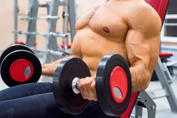 Mannelijke atleet doen biceps-oefening met halters — Stockfoto