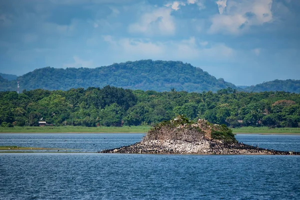 Sjön i Polonnaruwa eller Parakrama Samudra — Stockfoto