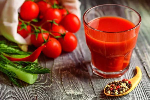 Glas tomatensap met verse tomaten — Stockfoto