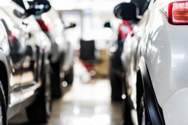 Satıcı galerisindeki yeni arabalar arka planı bulanıklaştırdı