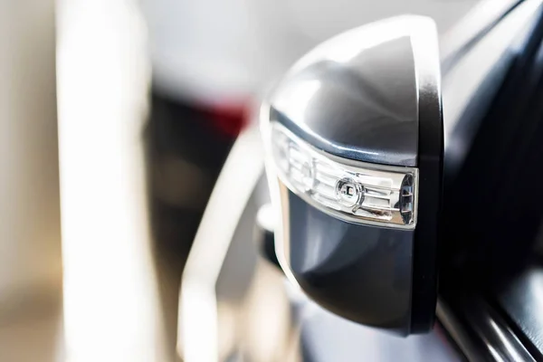 Складное боковое зеркало современного черного автомобиля — стоковое фото