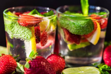 çilek ve nane ile ev yapımı limonata