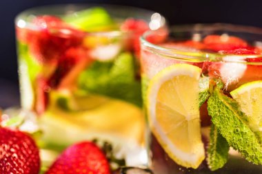 çilek ve nane ile ev yapımı limonata