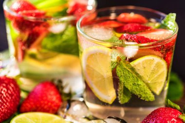 çilek ve nane ile ev yapımı limonata