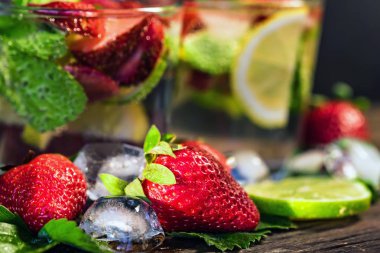 çilek ve nane ile ev yapımı limonata