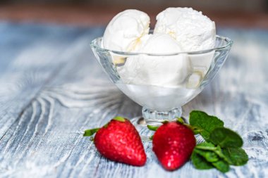 Kase ve çilek lezzetli vanilyalı dondurma