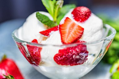 Çilekli dondurma kase ve çilek